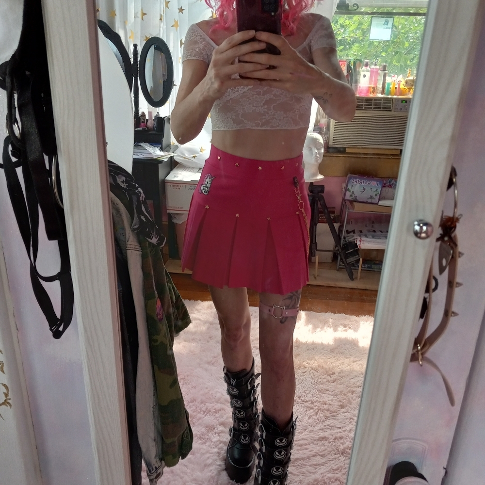SOLD💥Customized Dolls Kill hot pink pleated skrt! unicorn 🦄 gold chain - Picture 15 of 16